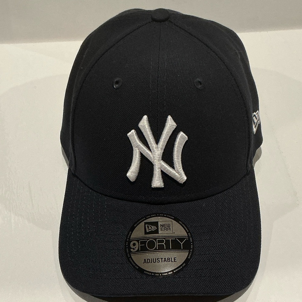 NWT New Era 9Forty New York NY Yankees Baseball Cap with Velcro adjustable back.